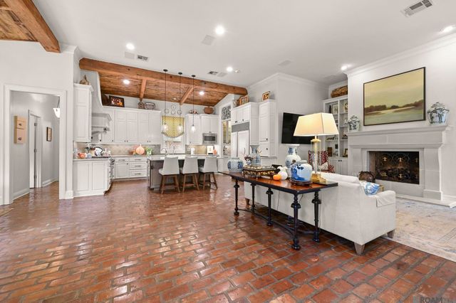 1204 E Lakeside Oaks Dr, Baton Rouge, LA 70810