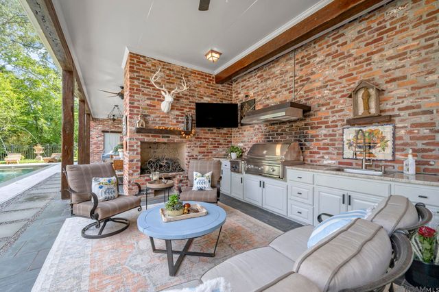 1204 E Lakeside Oaks Dr, Baton Rouge, LA 70810