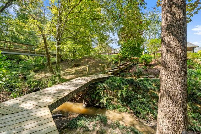 1204 E Lakeside Oaks Dr, Baton Rouge, LA 70810