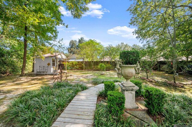 1204 E Lakeside Oaks Dr, Baton Rouge, LA 70810