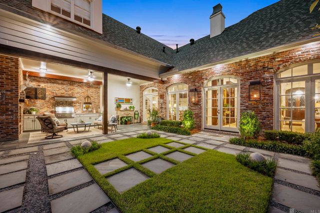 1204 E Lakeside Oaks Dr, Baton Rouge, LA 70810