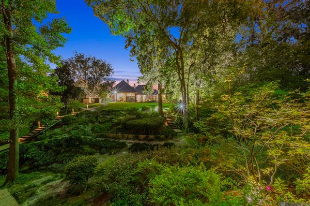 1204 E Lakeside Oaks Dr, Baton Rouge, LA 70810