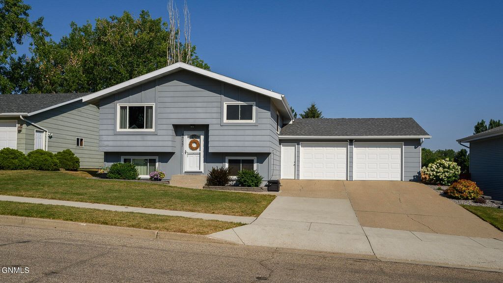 1717 9th Avenue SE, Mandan, ND 58554 photo 1