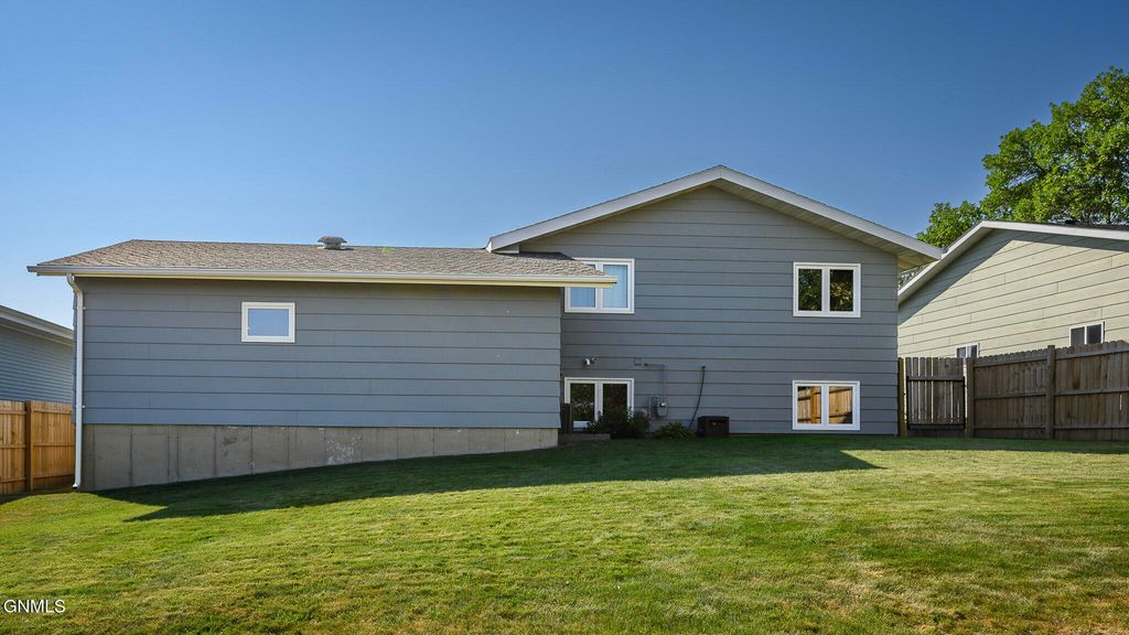1717 9th Avenue SE, Mandan, ND 58554 photo 2