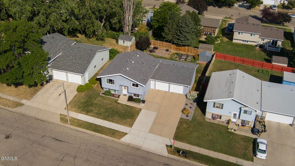 1717 9th Avenue SE, Mandan, ND 58554 photo 3