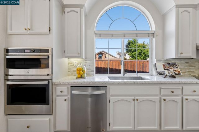 300 Fiddle Creek Pl, San Ramon, CA 94582