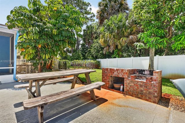 1023 SE 7th St, Stuart, FL 34996