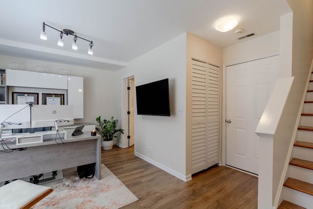 6957 N Western Avenue F, Chicago, IL 60645