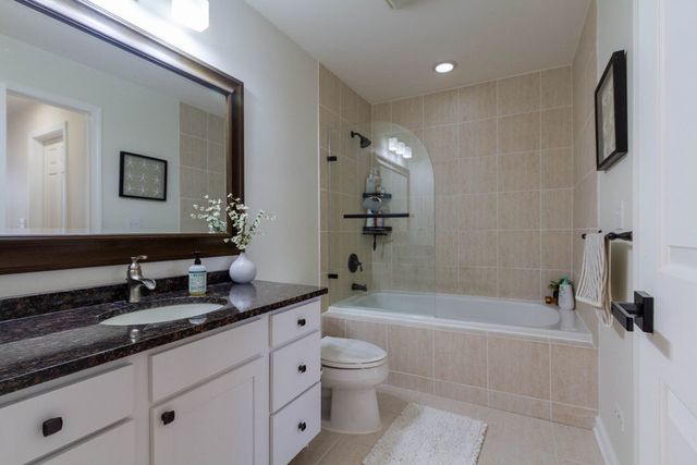 6957 N Western Avenue F, Chicago, IL 60645
