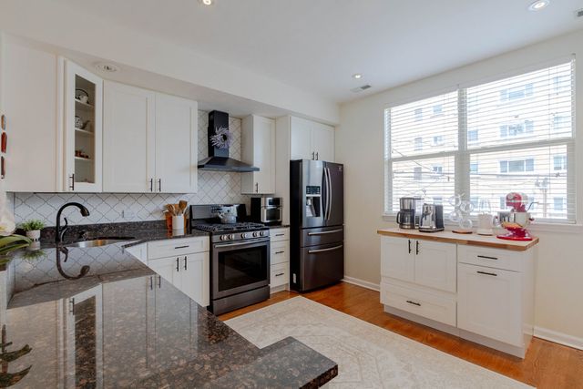 6957 N Western Avenue F, Chicago, IL 60645