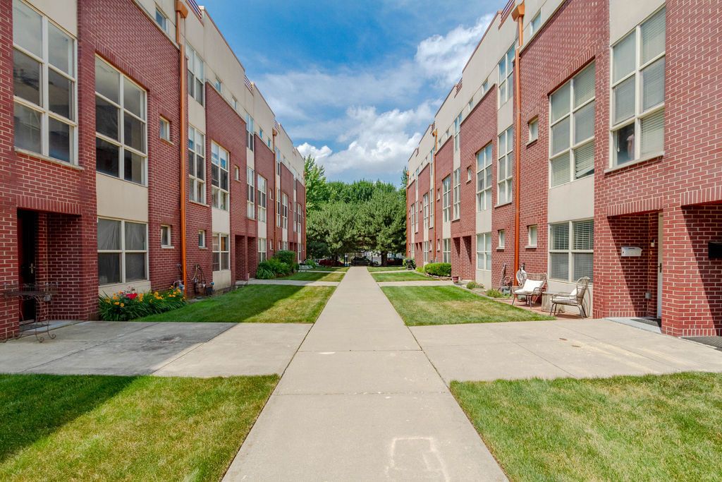 6957 N Western Avenue F, Chicago, IL 60645