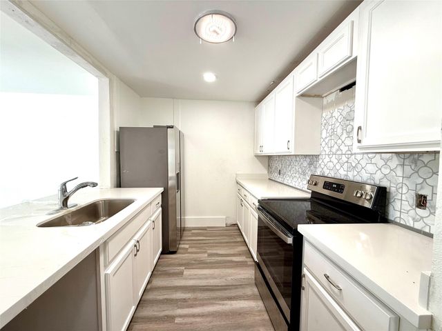 5506 Beverlyhill Street 8, Houston, TX 77056