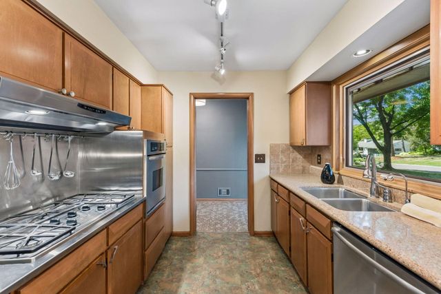 15509 Holdridge Road E, Wayzata, MN 55391