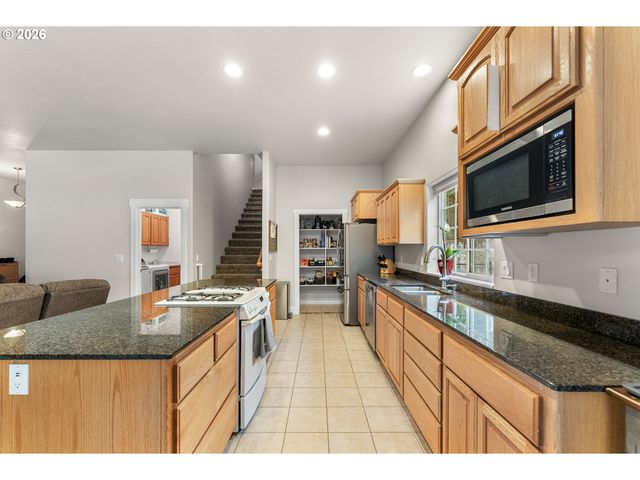 554 OAK VALLEY Loop, Winchester, OR 97495