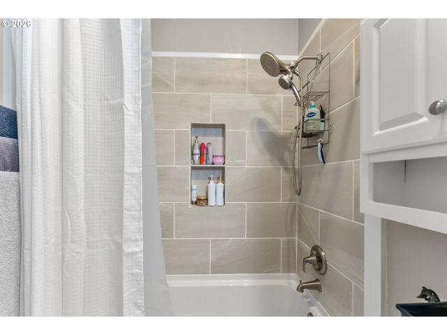 554 OAK VALLEY Loop, Winchester, OR 97495