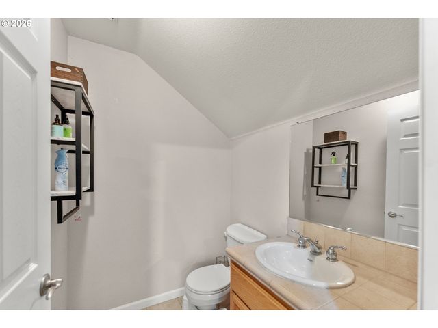 554 OAK VALLEY Loop, Winchester, OR 97495