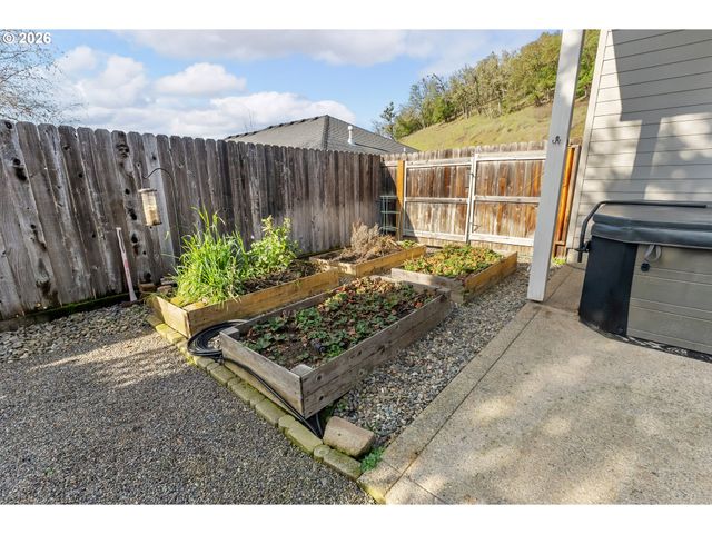 554 OAK VALLEY Loop, Winchester, OR 97495