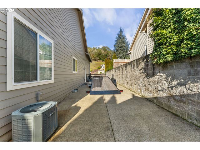 554 OAK VALLEY Loop, Winchester, OR 97495