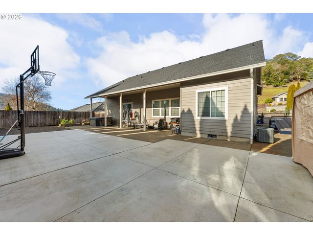 554 OAK VALLEY Loop, Winchester, OR 97495