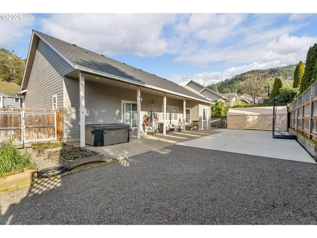 554 OAK VALLEY Loop, Winchester, OR 97495