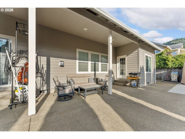 554 OAK VALLEY Loop, Winchester, OR 97495