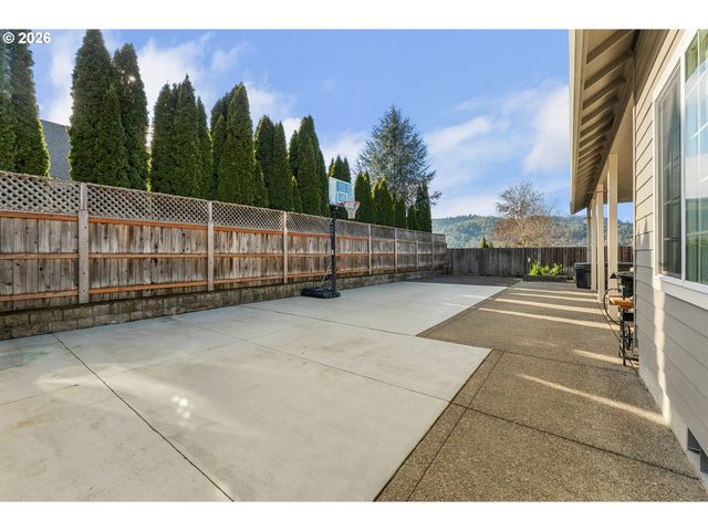 554 OAK VALLEY Loop, Winchester, OR 97495