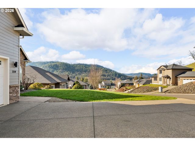 554 OAK VALLEY Loop, Winchester, OR 97495
