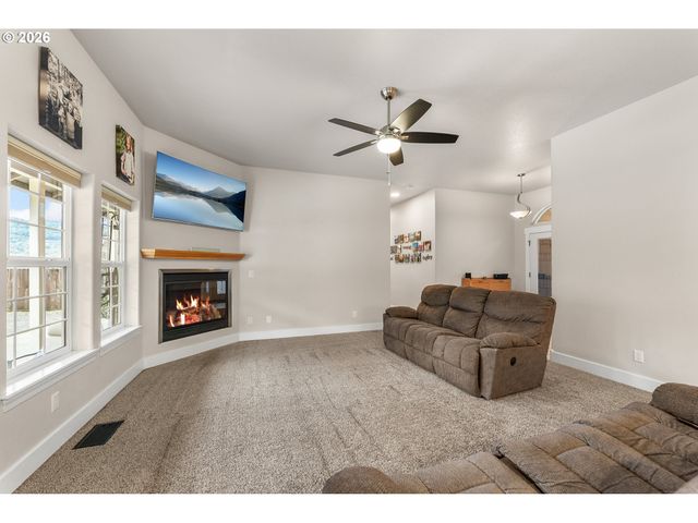 554 OAK VALLEY Loop, Winchester, OR 97495