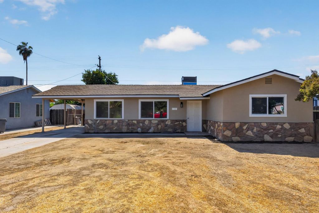 Image 1 of property listing at 27366 Parkwood Avenue, Madera, CA 93637