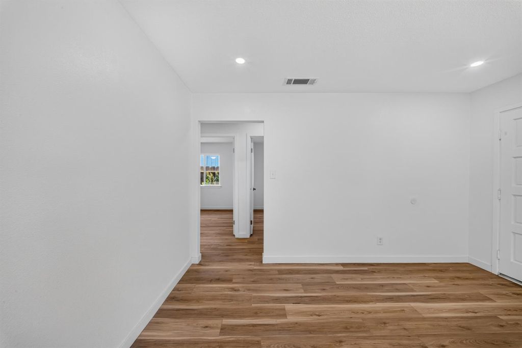 Image 10 of property listing at 27366 Parkwood Avenue, Madera, CA 93637