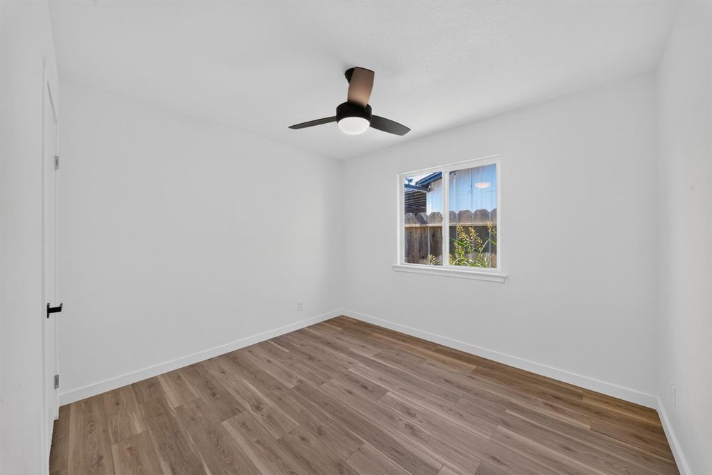 Image 12 of property listing at 27366 Parkwood Avenue, Madera, CA 93637