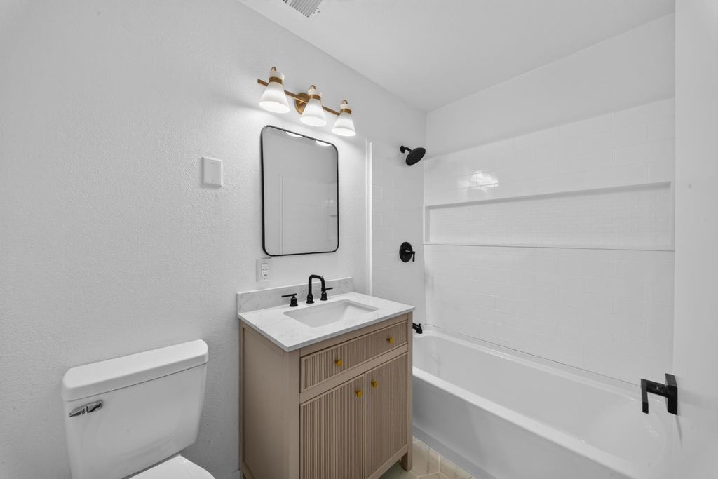 Image 15 of property listing at 27366 Parkwood Avenue, Madera, CA 93637