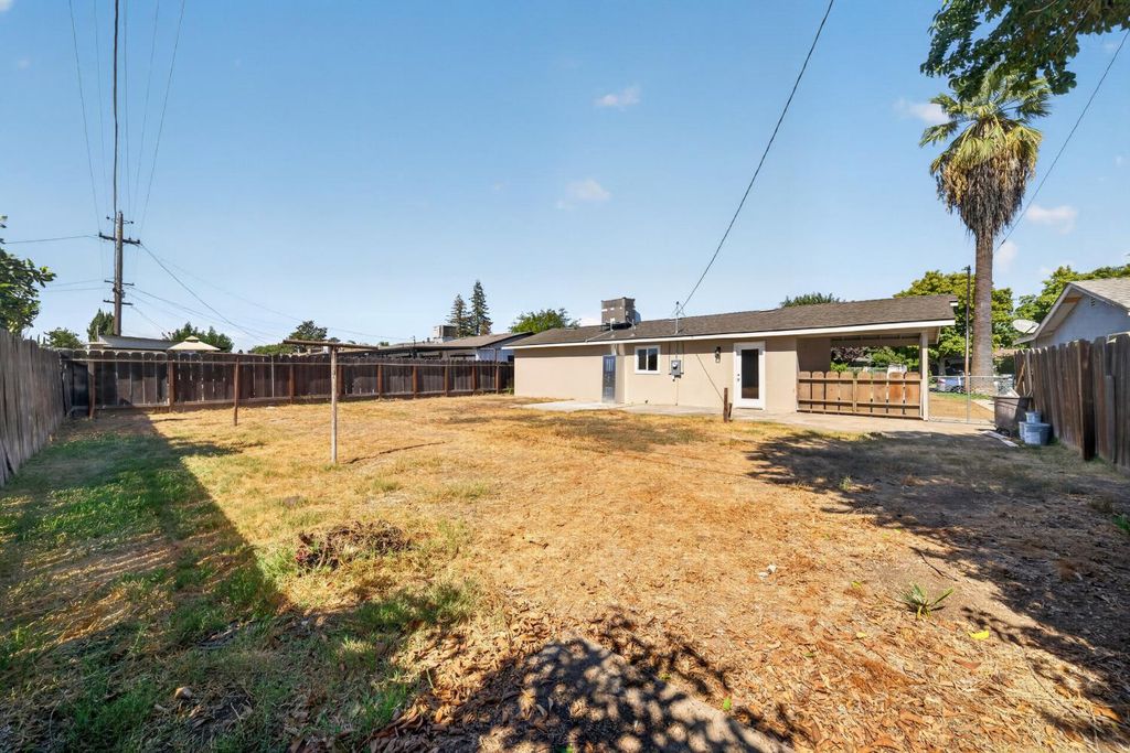 Image 16 of property listing at 27366 Parkwood Avenue, Madera, CA 93637
