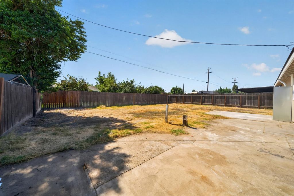 Image 17 of property listing at 27366 Parkwood Avenue, Madera, CA 93637