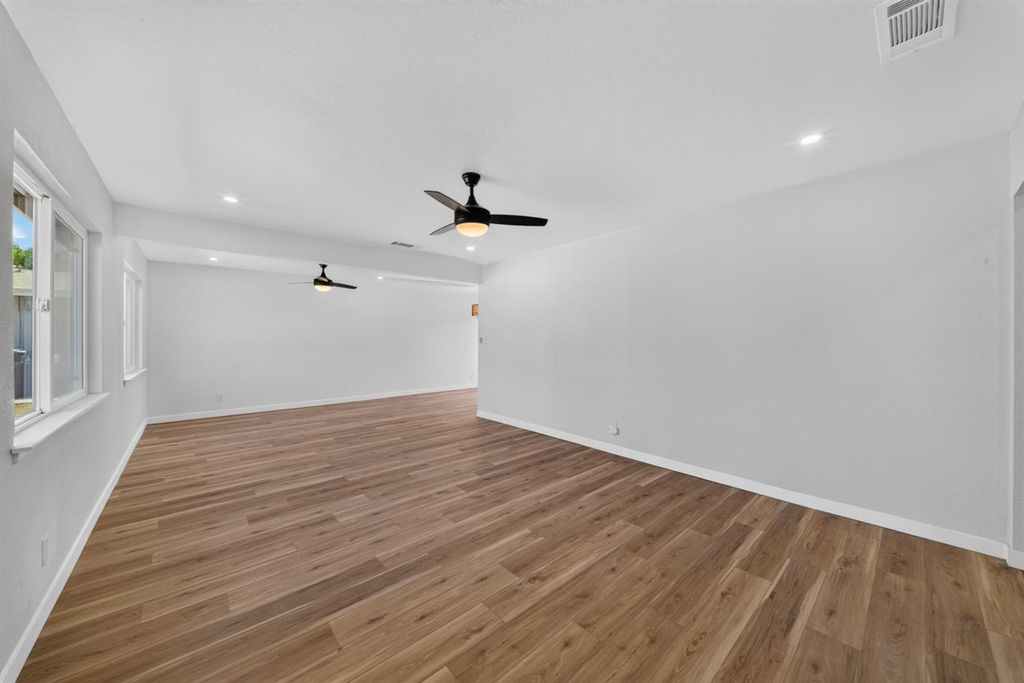 Image 2 of property listing at 27366 Parkwood Avenue, Madera, CA 93637