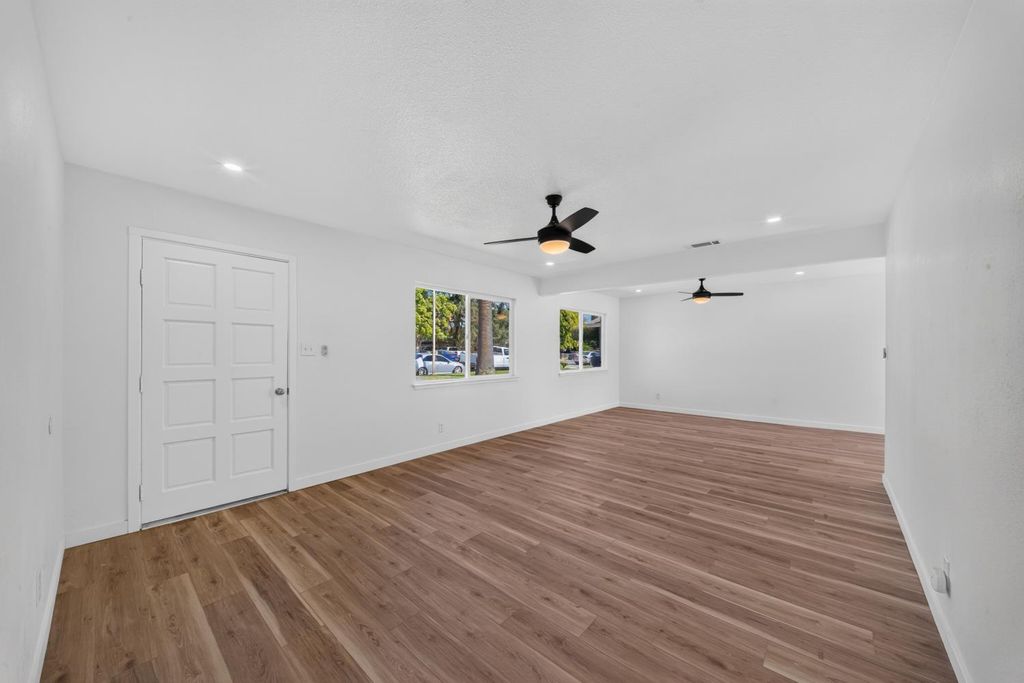 Image 3 of property listing at 27366 Parkwood Avenue, Madera, CA 93637