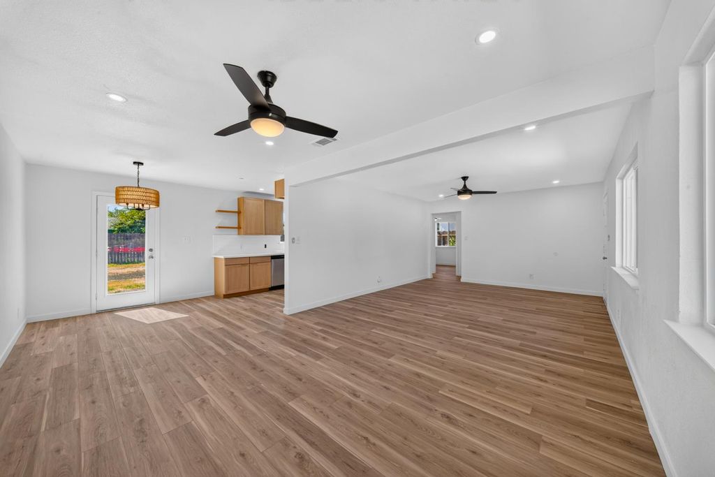 Image 4 of property listing at 27366 Parkwood Avenue, Madera, CA 93637