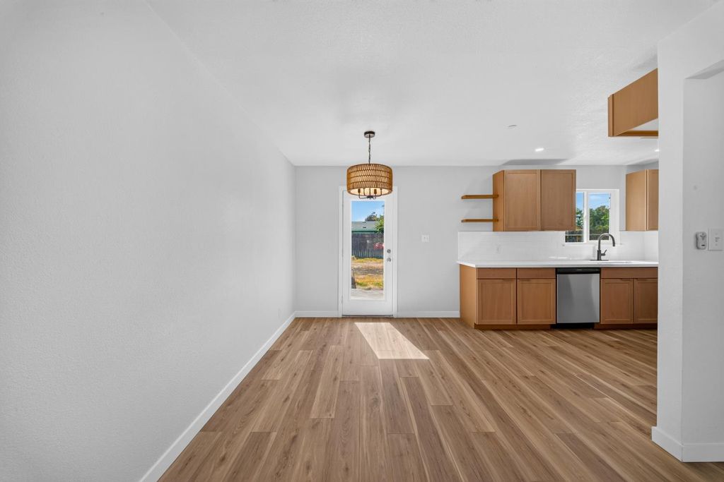 Image 5 of property listing at 27366 Parkwood Avenue, Madera, CA 93637