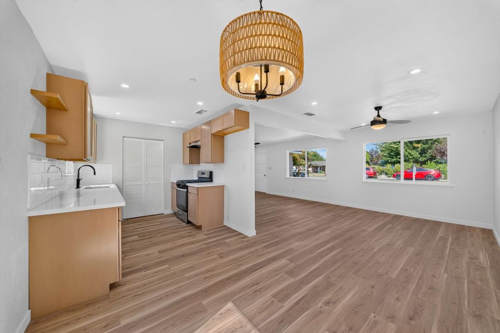 Image 6 of property listing at 27366 Parkwood Avenue, Madera, CA 93637