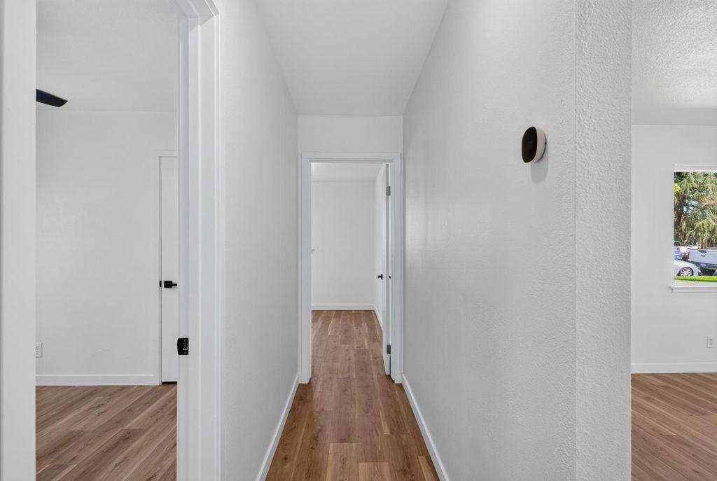 Image 9 of property listing at 27366 Parkwood Avenue, Madera, CA 93637
