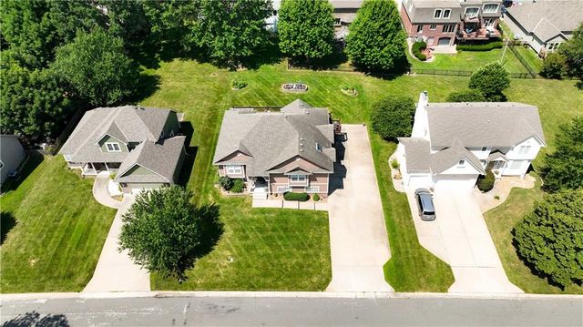 5118 SW Pelican Point, Lee's Summit, MO 64082