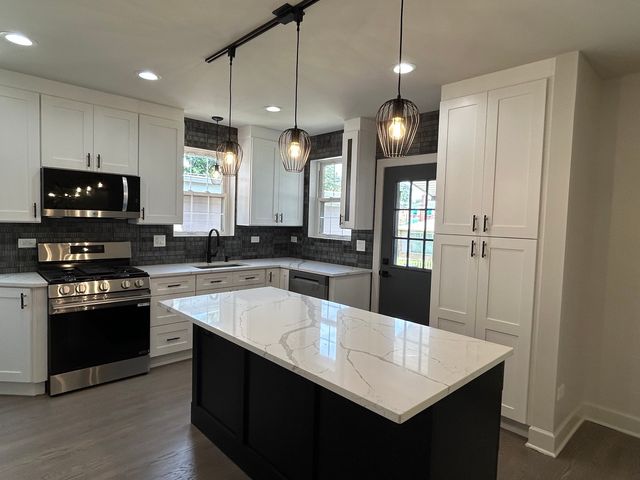 8405 S Indiana Avenue, Chicago, IL 60619