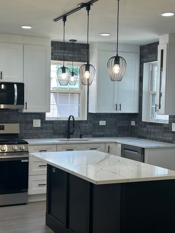 8405 S Indiana Avenue, Chicago, IL 60619