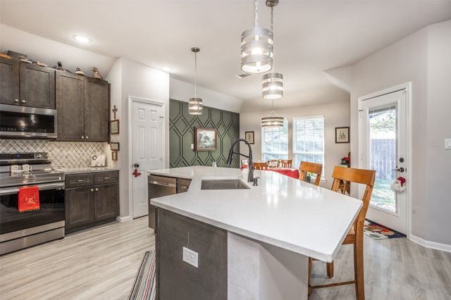 1135 Vintage Avenue, Gainesville, TX 76240