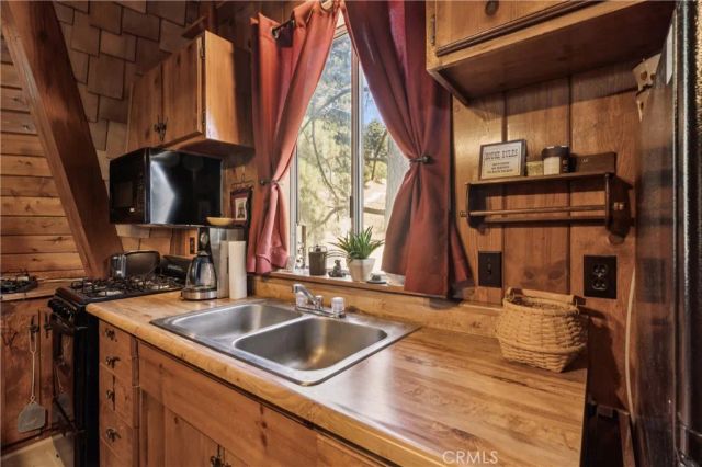 31438 Easy Street, Running Springs, CA 92382