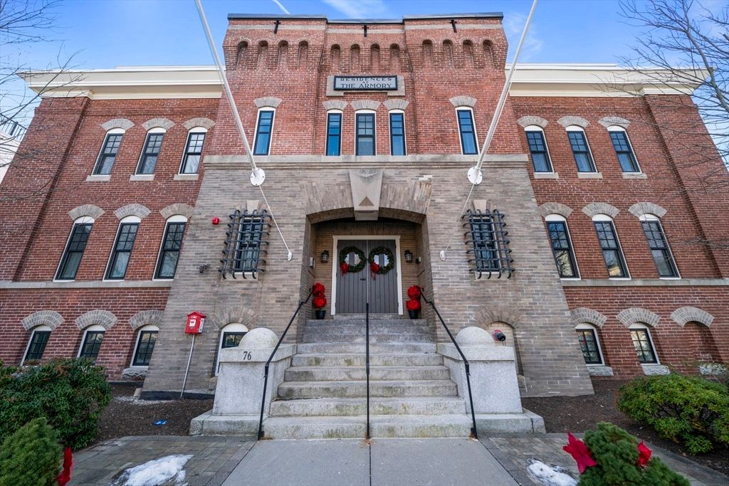 76 Court St 4, Plymouth, MA 02360