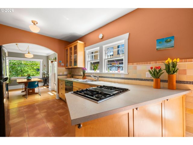 4246 Ne HOYT St, Portland, OR 97213