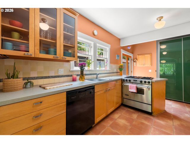 4246 Ne HOYT St, Portland, OR 97213
