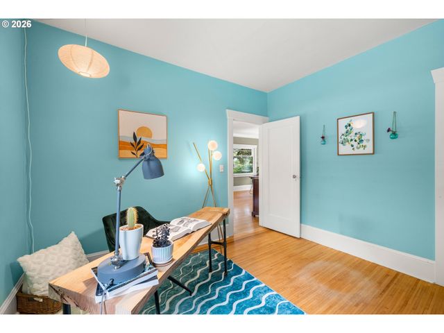 4246 Ne HOYT St, Portland, OR 97213