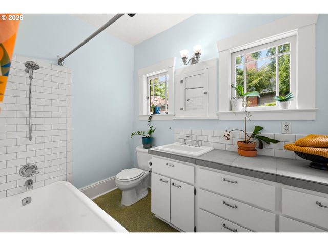 4246 Ne HOYT St, Portland, OR 97213